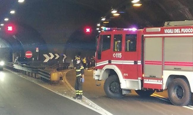 Incidente in galleria sul Lago, muore motociclista