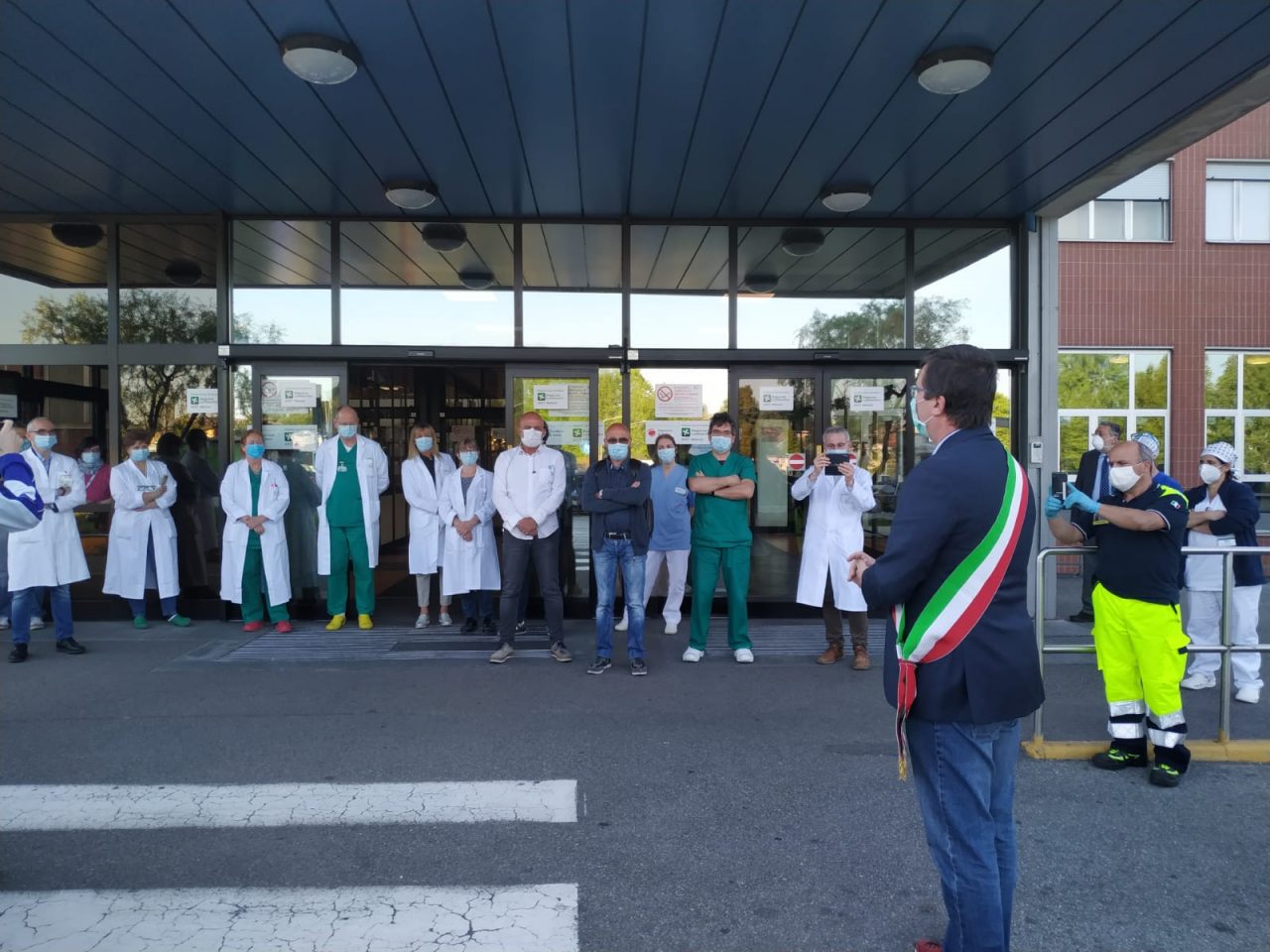 Risuonano le sirene davanti all’ospedale: il grazie ai medici VIDEO