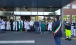 Risuonano le sirene davanti all'ospedale: il grazie ai medici VIDEO