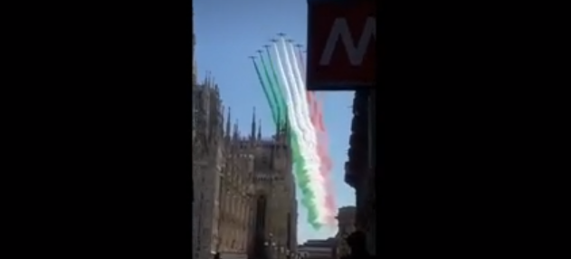 Le Frecce Tricolori sorvolano Milano: un abbraccio simbolico con i colori italiani VIDEO