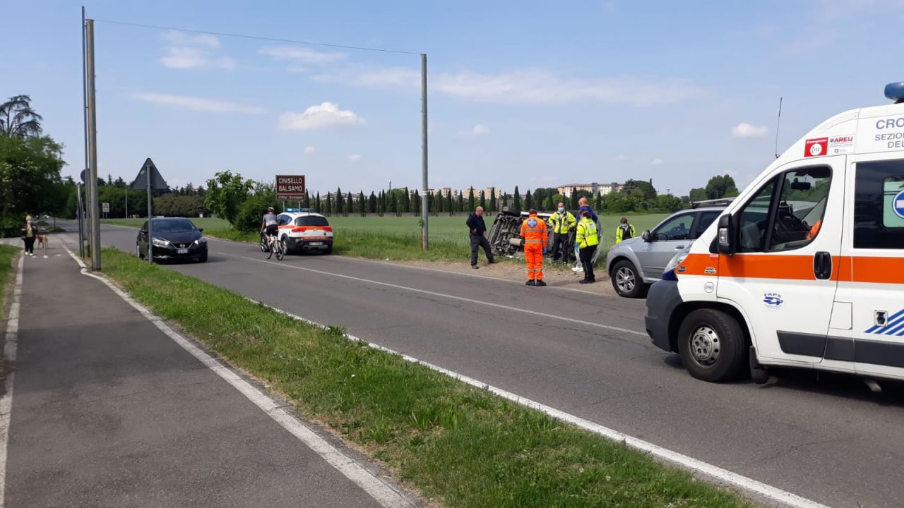 Ribaltamento a Muggiò, sul posto vigili e pompieri FOTO