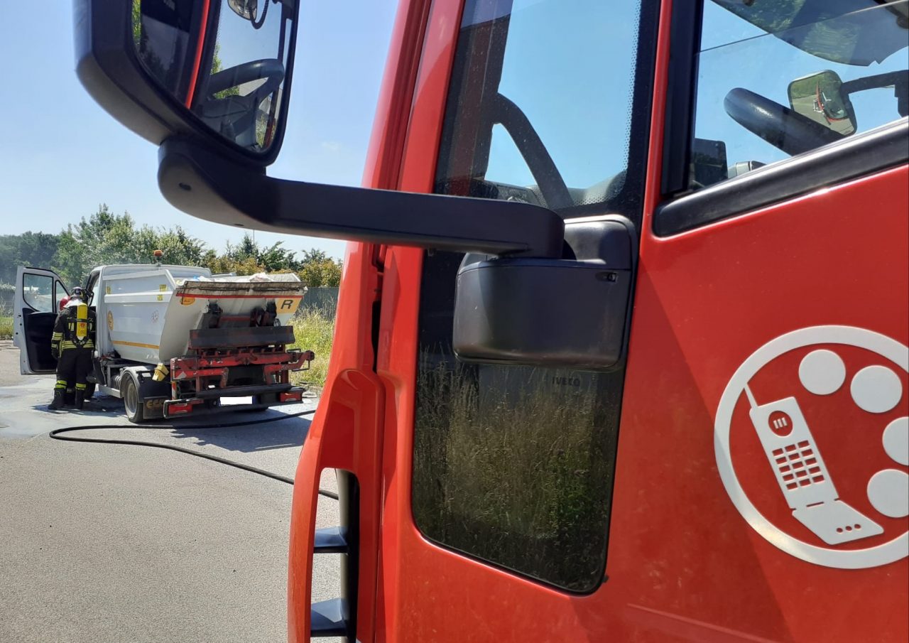 Furgone dei rifiuti prende fuoco a Lentate, intervengono i pompieri