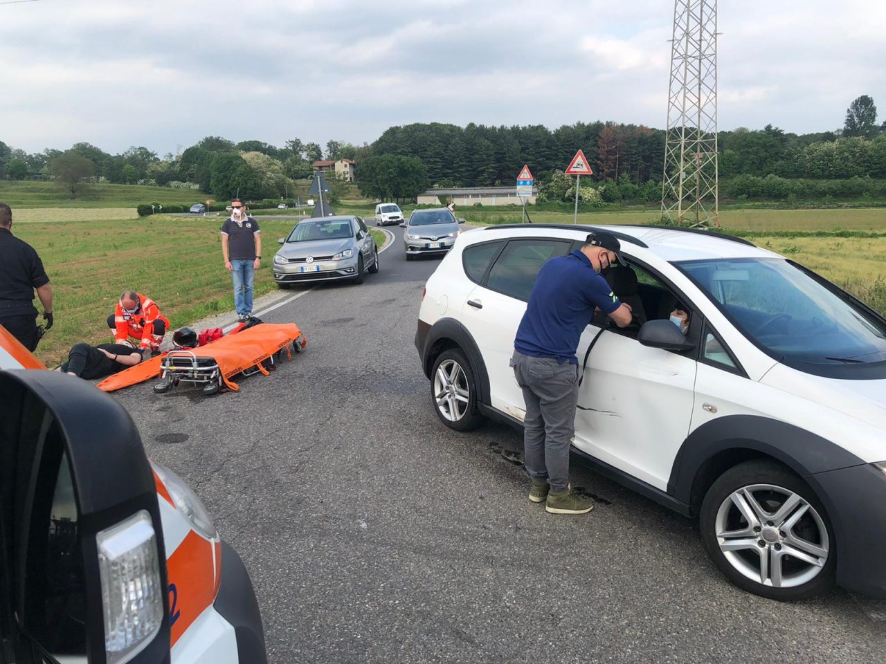 Scontro tra auto e moto a Lentate, centauro in ospedale