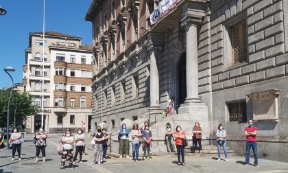 Senza stipendio da tre mesi, sit in davanti al Comune