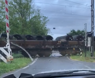 Sovico: il treno merci passa ma il passaggio a livello è aperto. Il Comune segnala a Rfi e Carabinieri