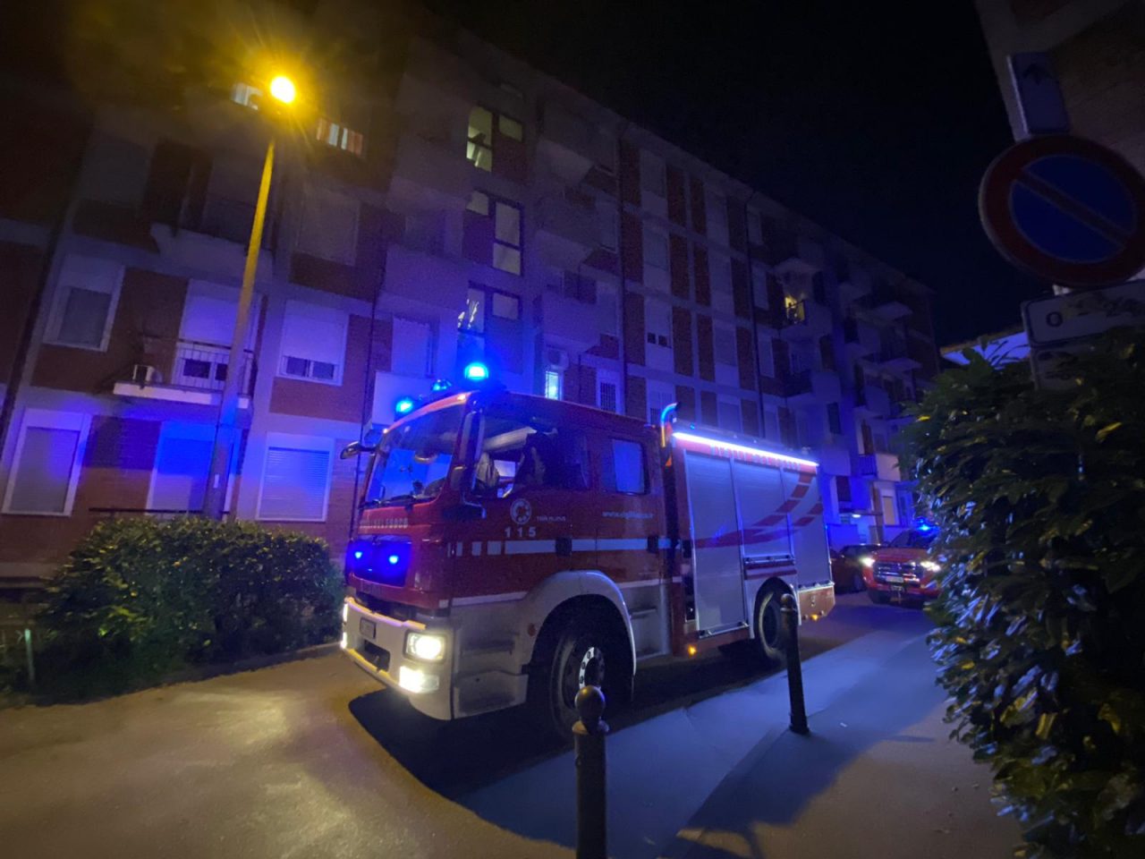 Tredicenne chiuso in camera non risponde ai genitori: intervengono i Vigili del fuoco
