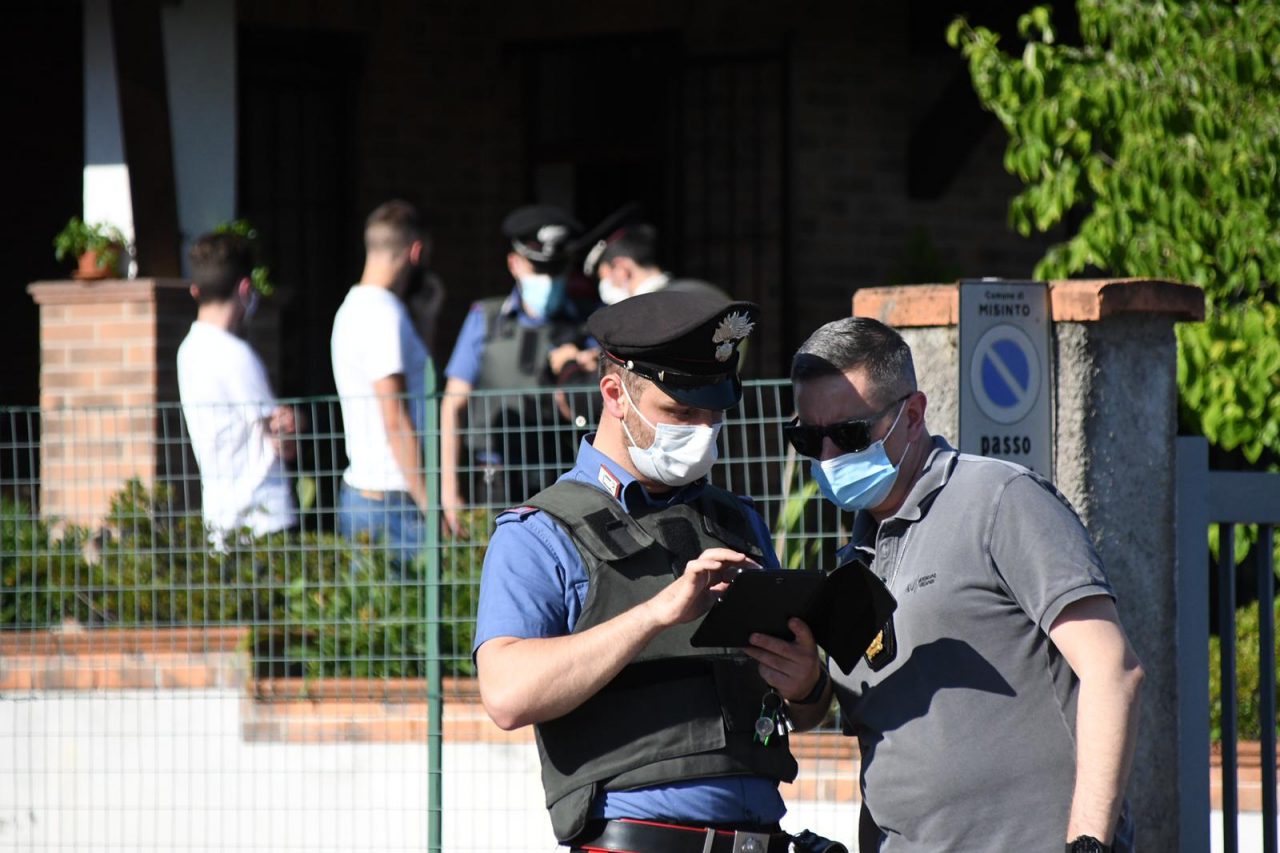 Ottantenne spara cinque colpi e uccide il vicino