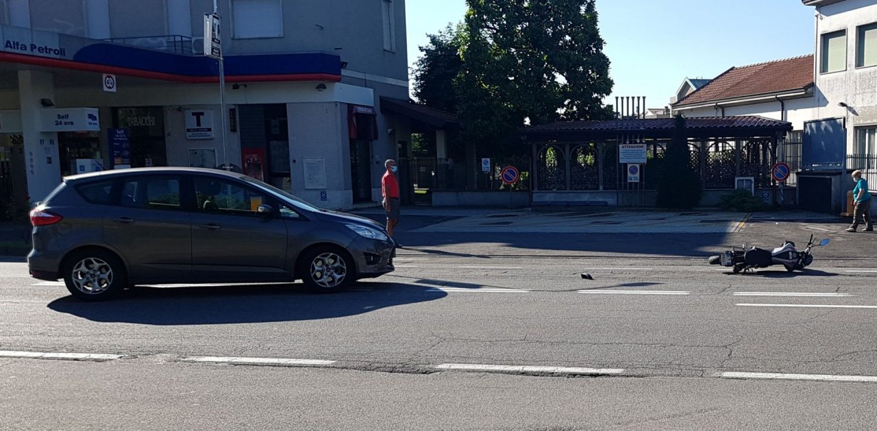 Paura a Villasanta, auto contro moto