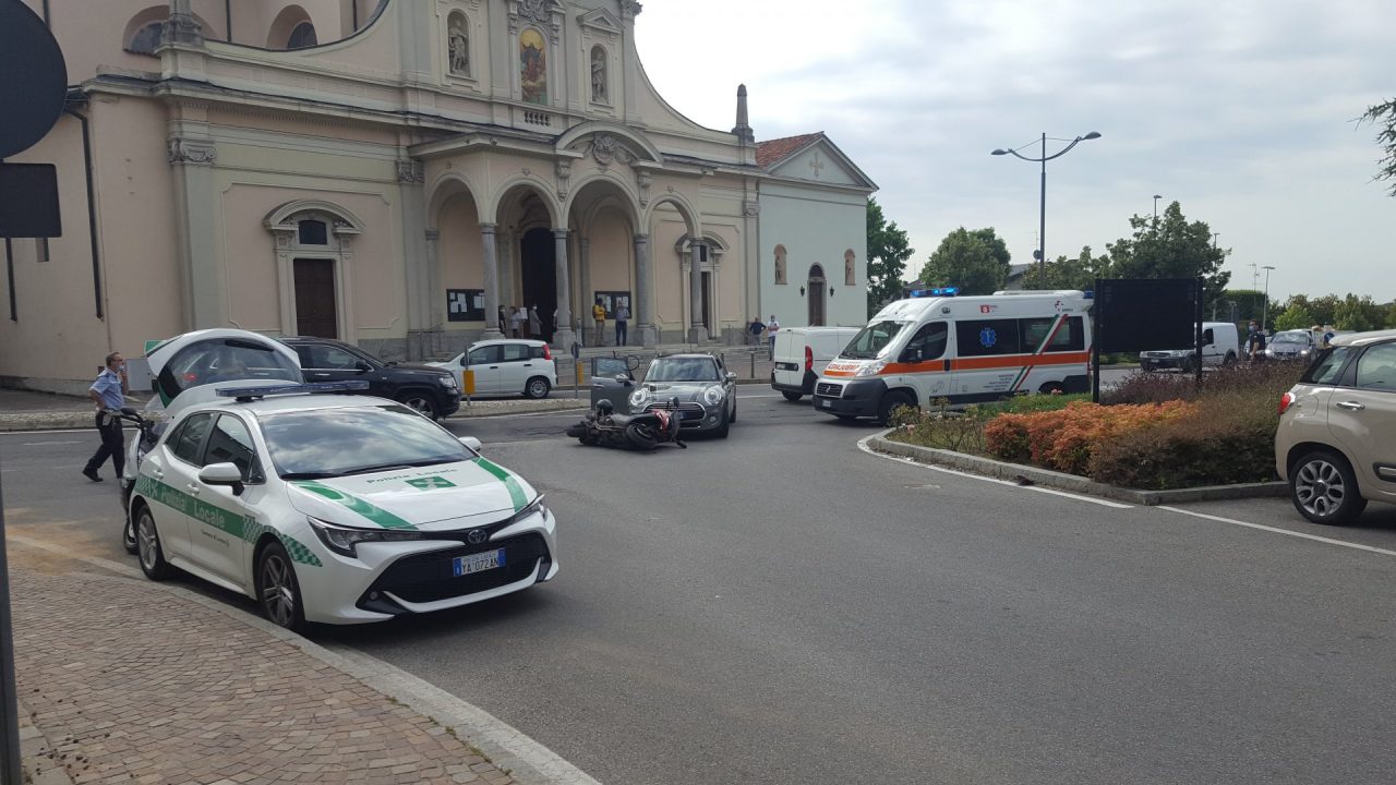 Lesmo: scontro auto-moto, centauro in ospedale