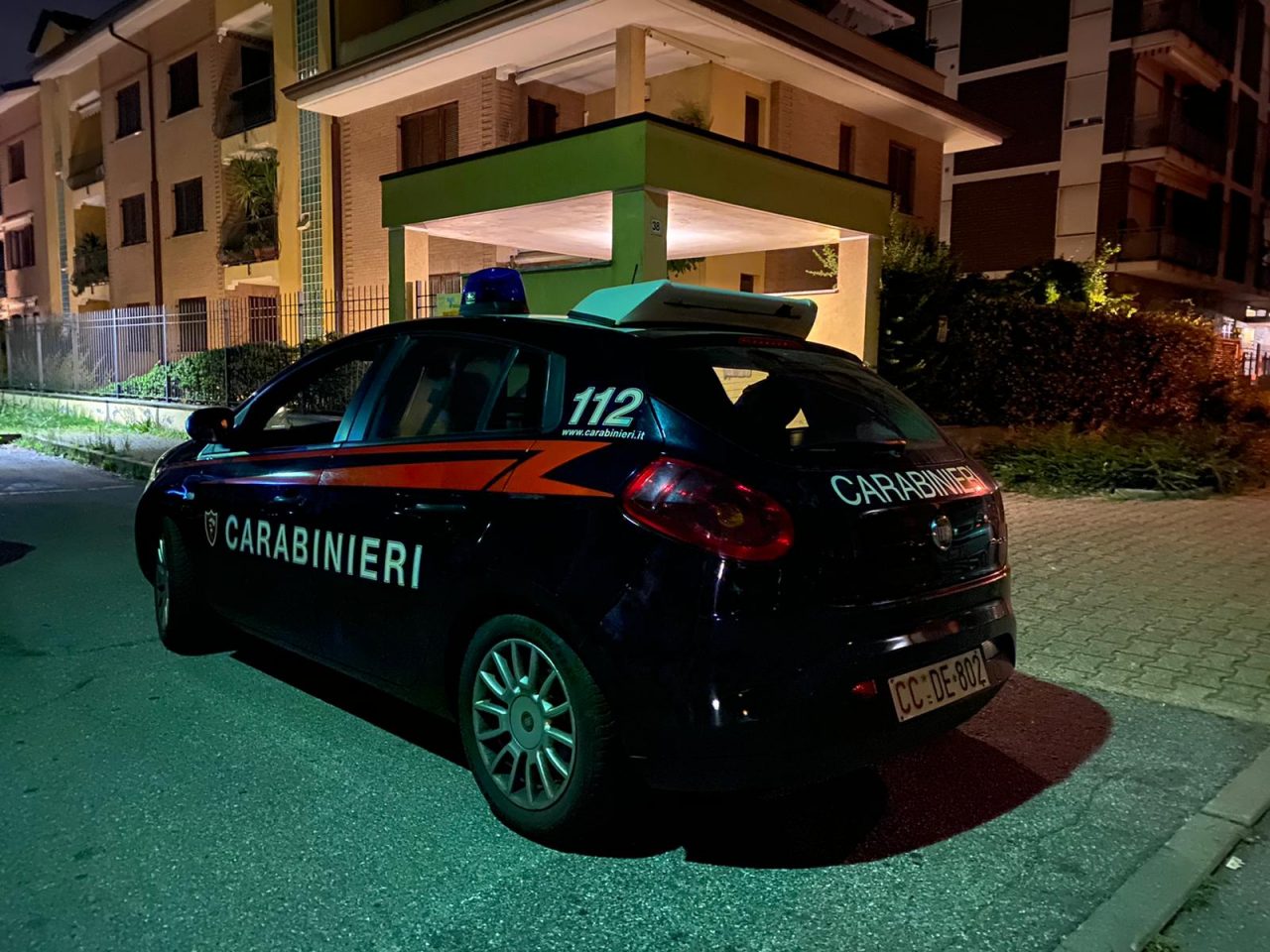 Ventenne pestata in strada da due ragazzi