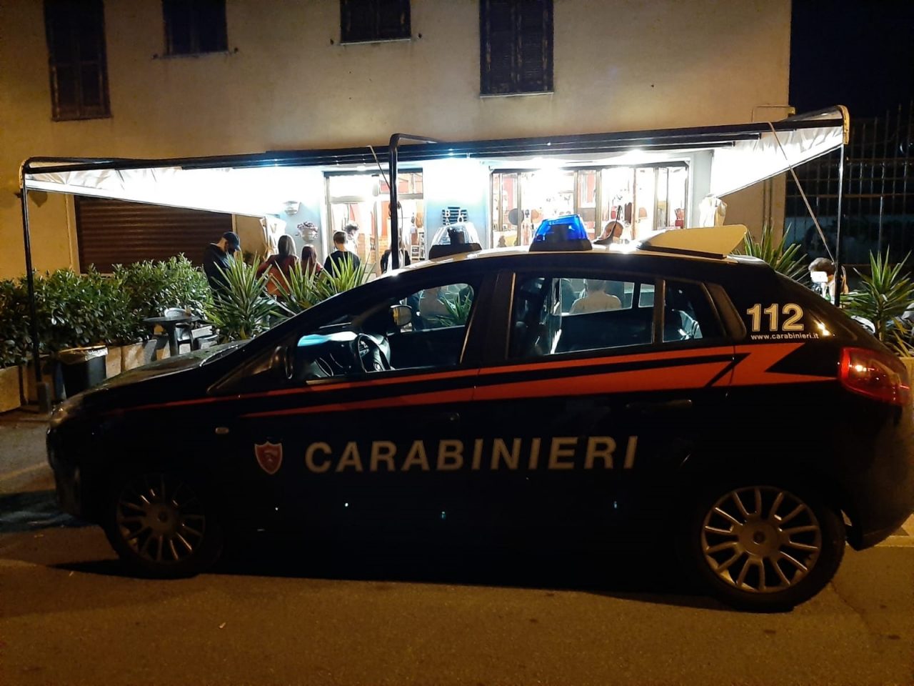 Controlli anti-movida a Misinto: identificate 89 persone, sanzionati due locali FOTO