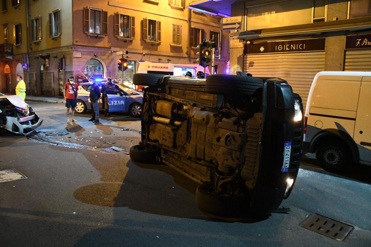 Pauroso schianto all’incrocio, auto si ribalta FOTO E VIDEO