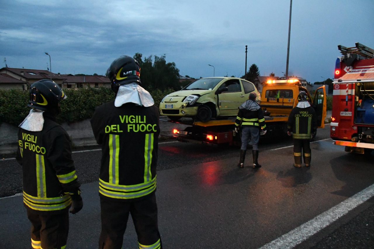 Sbanda e colpisce un’auto: incidente in Valassina