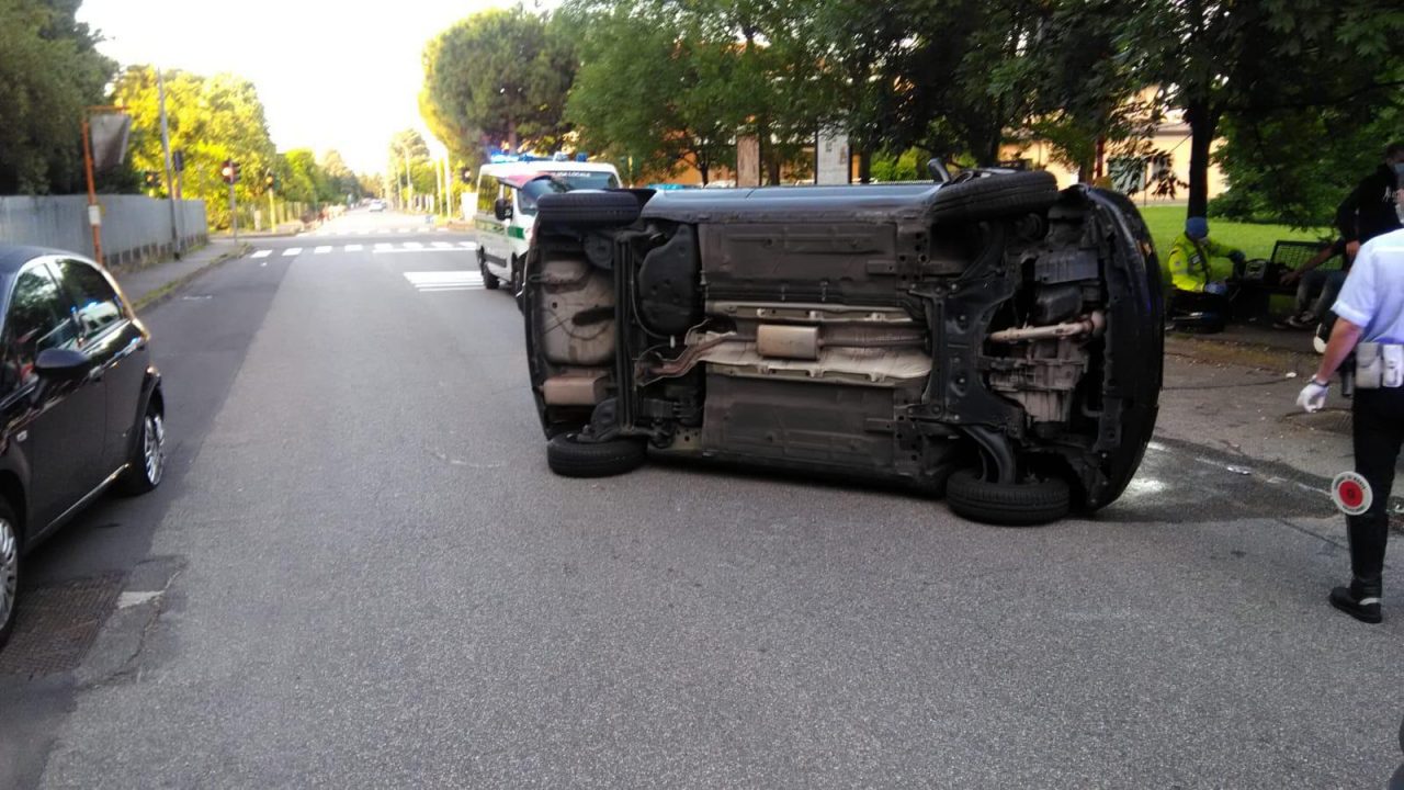 Ribaltamento all’alba: due 25enni in ospedale con trauma cranico