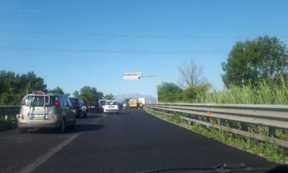 Camion fermo in Statale 36, traffico in tilt
