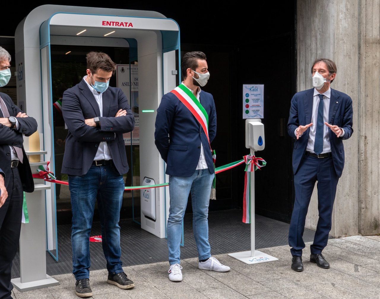 La cabina che sanifica dai virus finisce in tv
