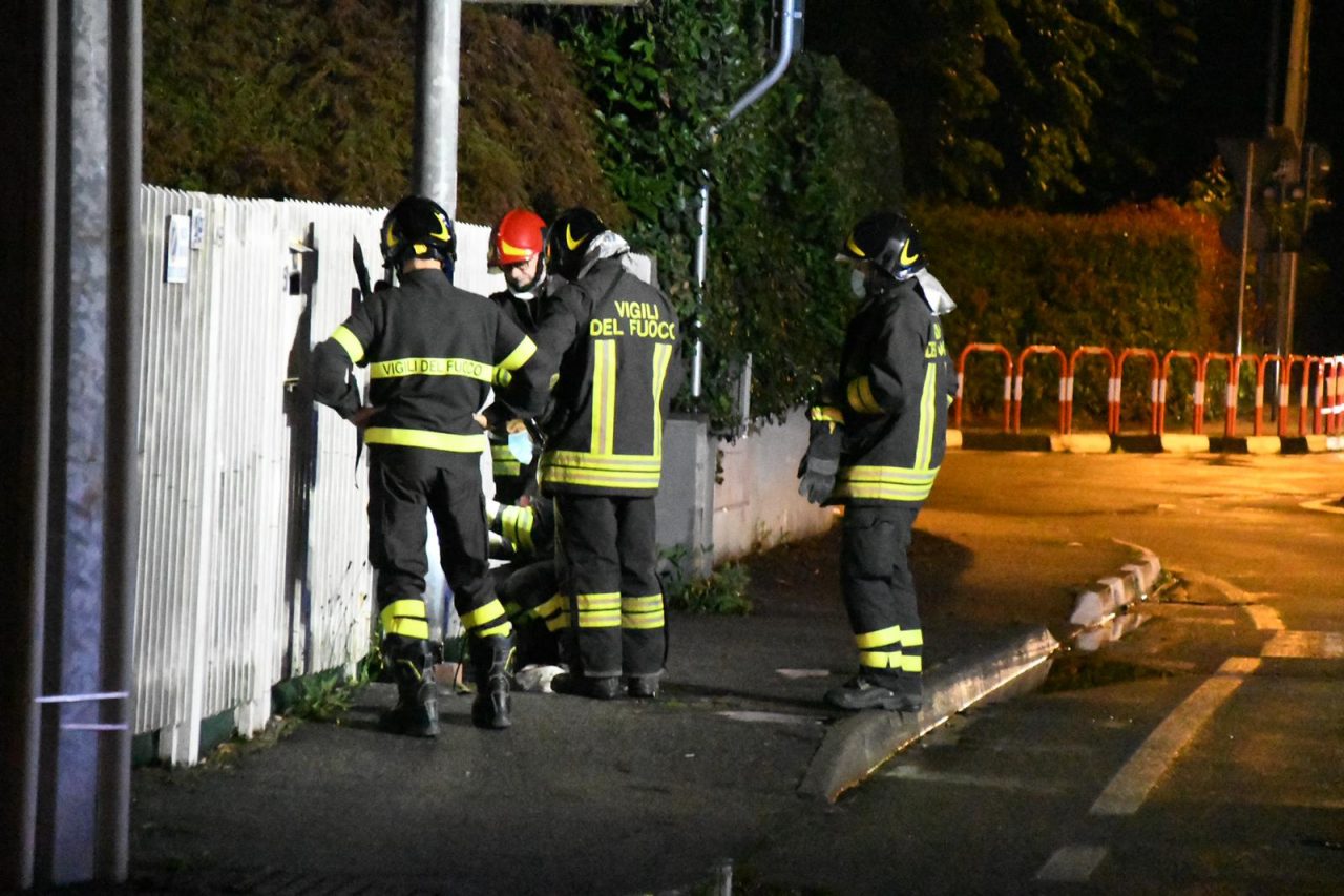 Tre lampioni prendono fuoco – VIDEO