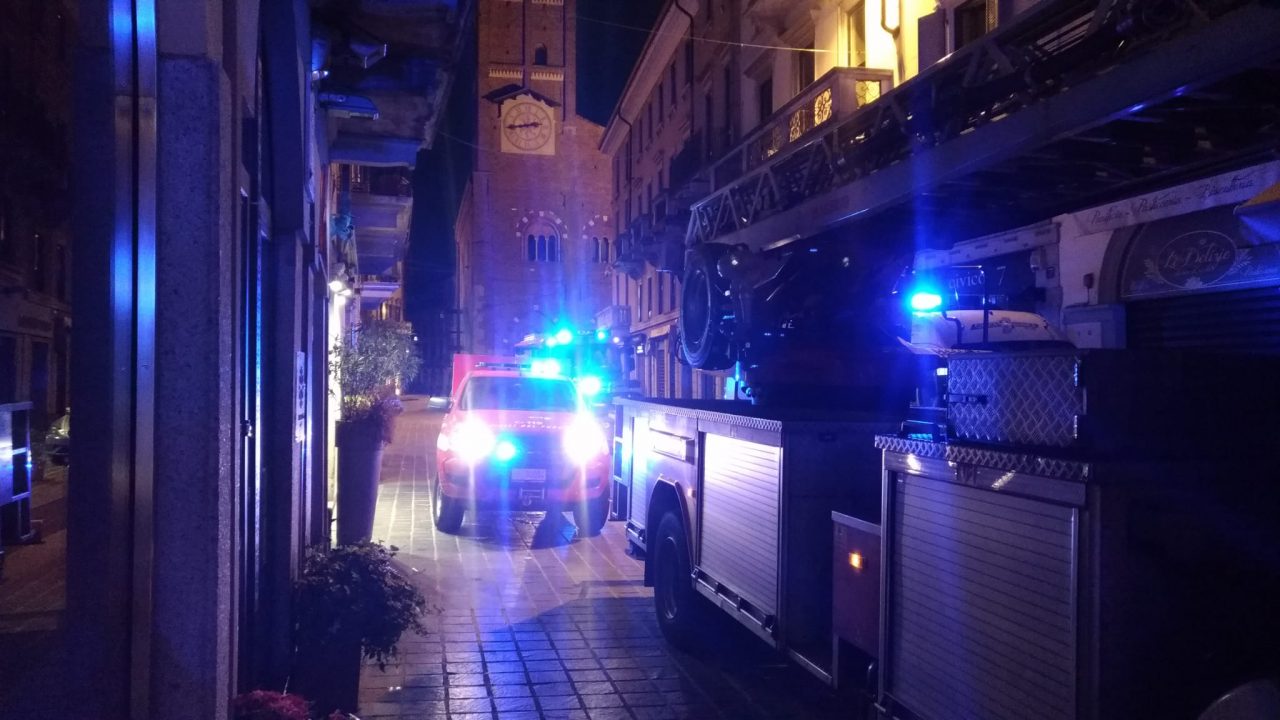 Fuoco in un palazzo, paura nella notte