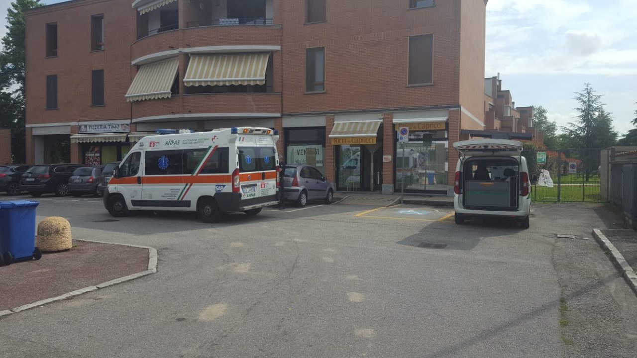 Si accascia a terra, malore in strada per una 74enne