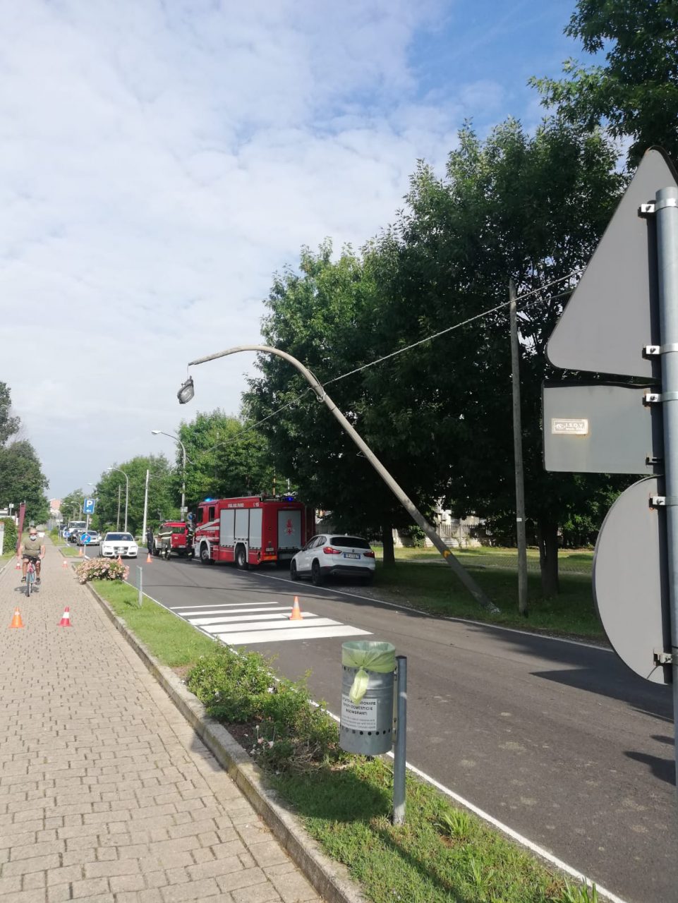 Auto abbatte palo della luce, traffico in tilt a Ornago