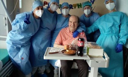 Anziano in ospedale da tre mesi per Covid: gli infermieri festeggiano con lui il compleanno