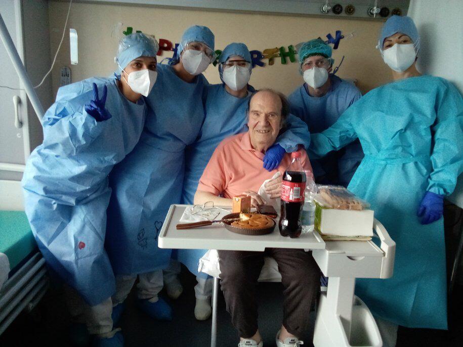 Anziano in ospedale da tre mesi per Covid: gli infermieri festeggiano con lui il compleanno