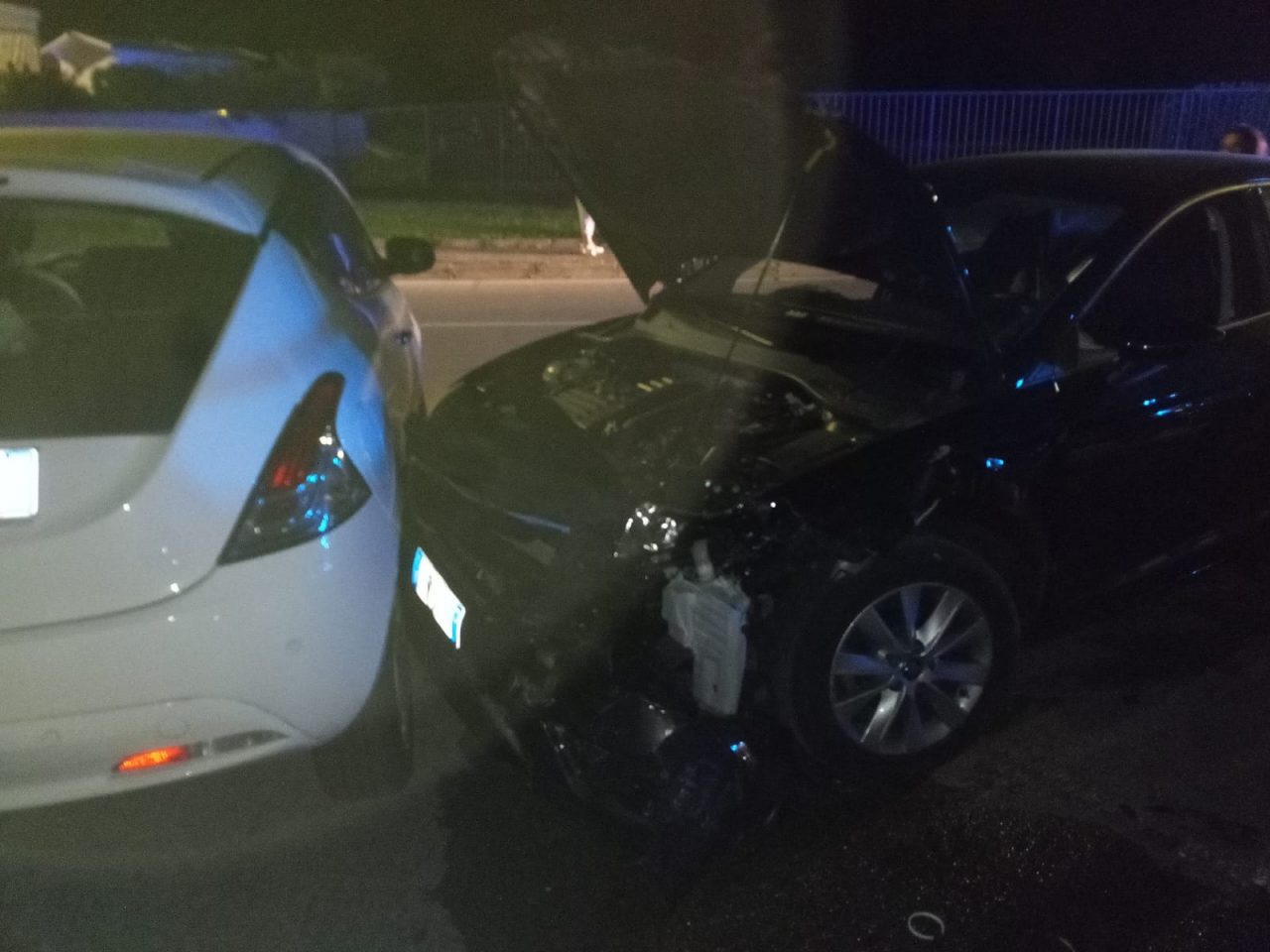 Travolta mentre sale in auto, 20enne gravissima