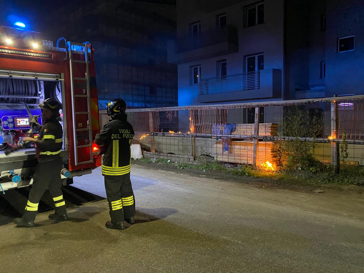 A fuoco la recinzione di un cantiere