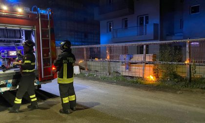 A fuoco la recinzione di un cantiere