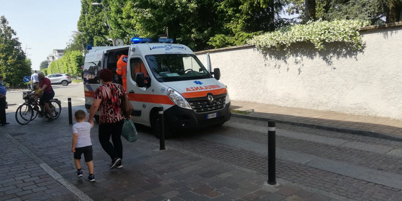 Caduta in bicicletta per una 82enne