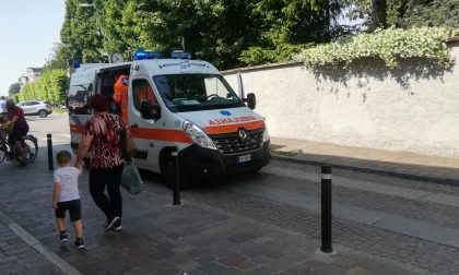 Caduta in bicicletta per una 82enne