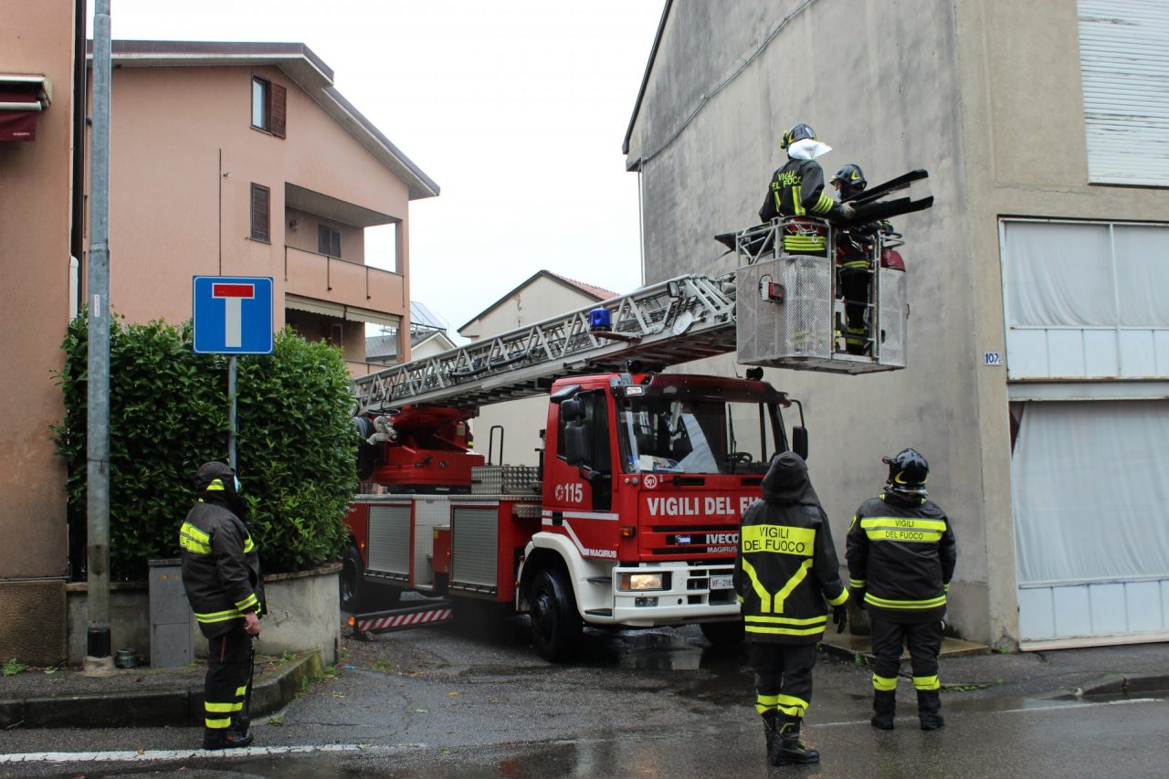 Tetto in lamiera pericolante, arrivano i Vigili del fuoco FOTO