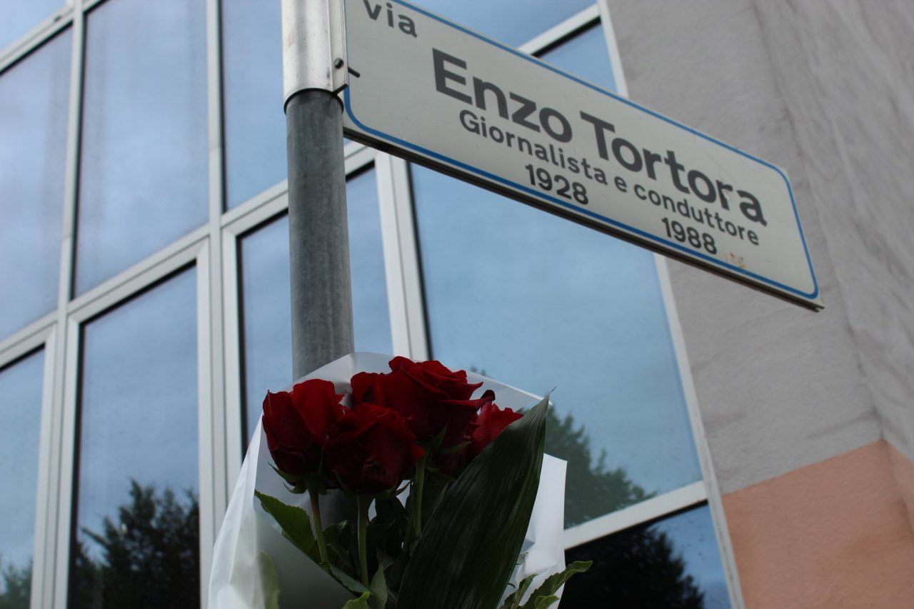 Un mazzo di rose rosse in memoria di Enzo Tortora – FOTO