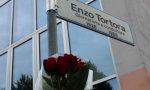 Un mazzo di rose rosse in memoria di Enzo Tortora - FOTO