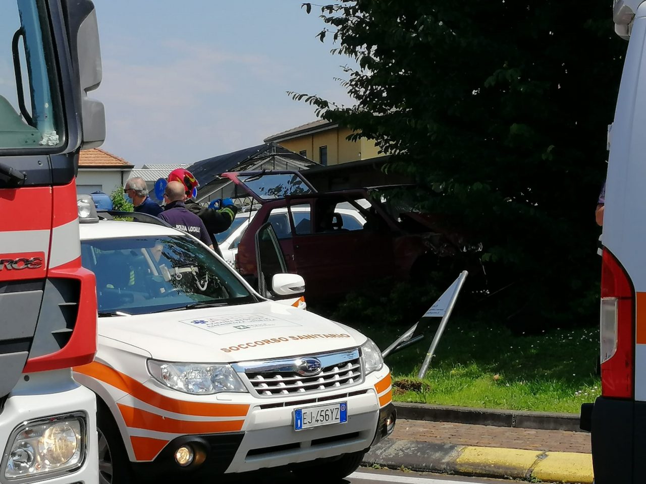 Grave incidente alla rotonda ad Agrate, soccorsi in codice rosso per un’anziana