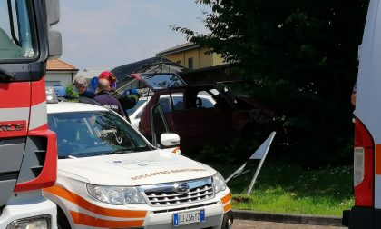 Grave incidente alla rotonda ad Agrate, soccorsi in codice rosso per un'anziana
