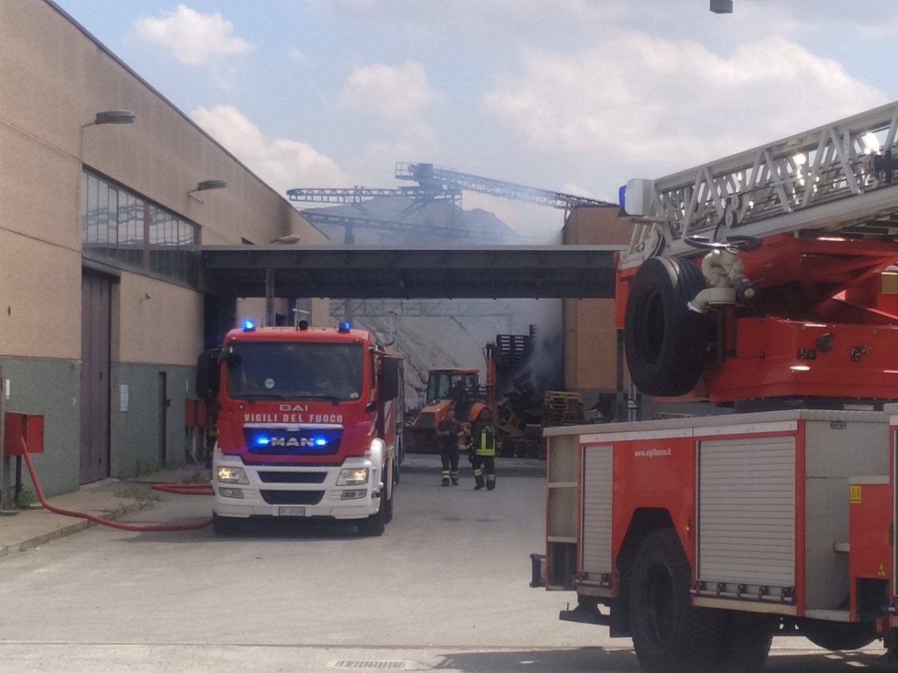Incendio in una ditta, bruciano bancali di legno FOTO