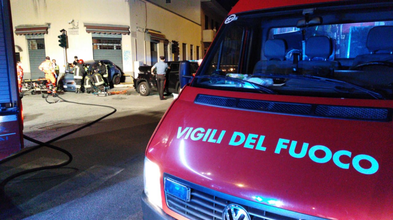 Schianto pauroso, ragazza intrappolata nella sua auto – FOTO E VIDEO