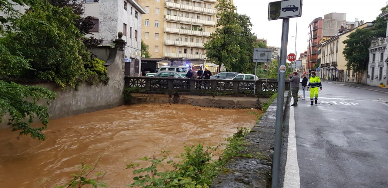Bomba d’acqua: svincoli allagati e allerta Lambro – FOTO