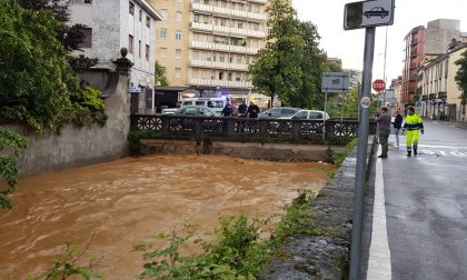 Bomba d'acqua: svincoli allagati e allerta Lambro - FOTO