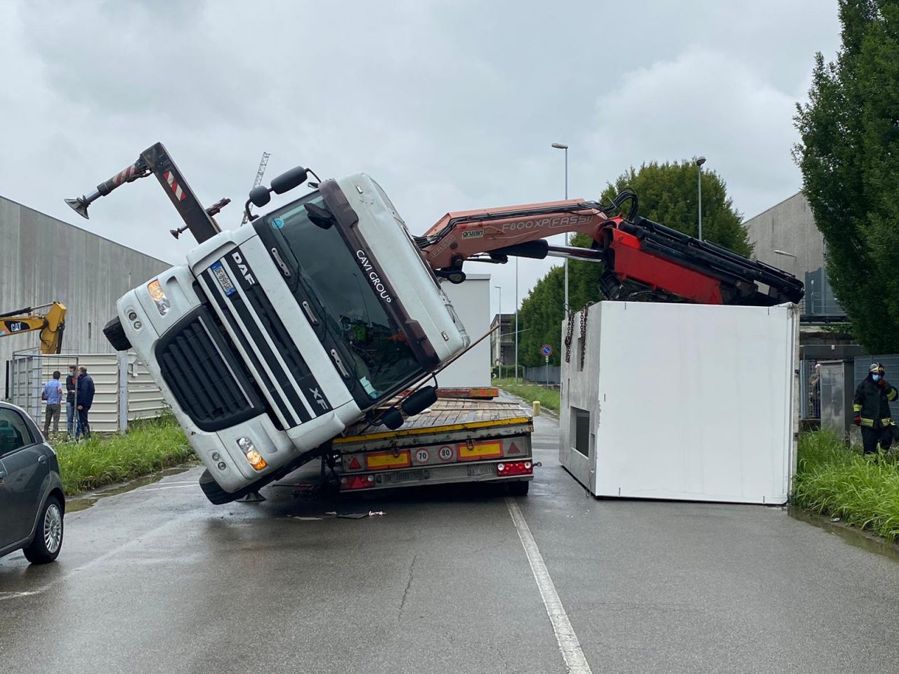 Camion si ribalta: strada bloccata a Taccona – FOTO
