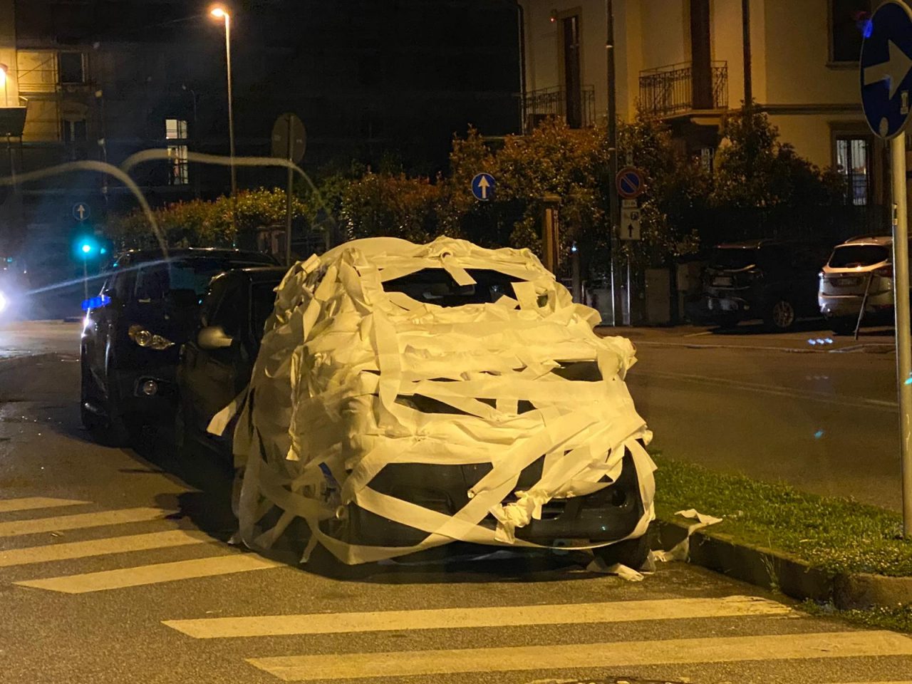 Monza, che ci fa un’auto avvolta dalla carta igienica?