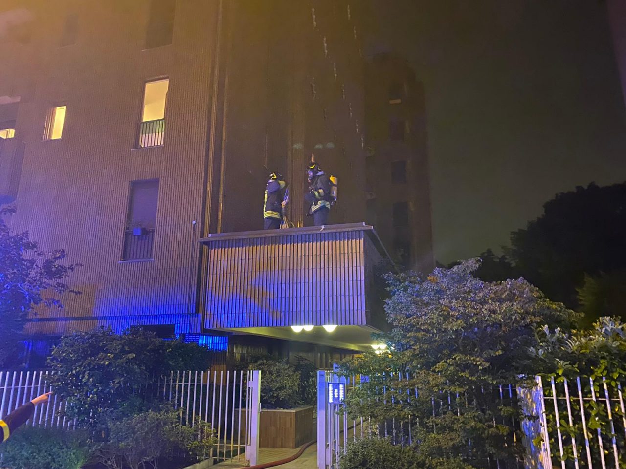 Incendio in un appartamento in via Ramazzotti: tre persone in ospedale FOTO VIDEO