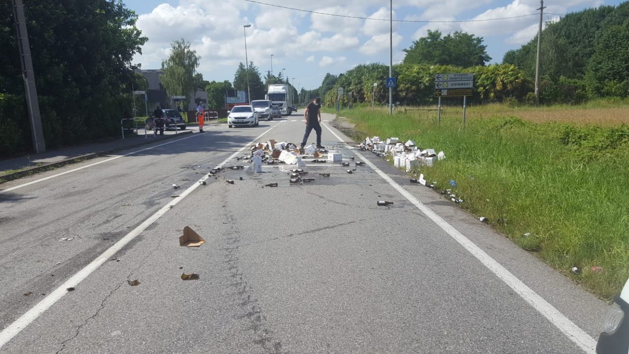 Camion perde il carico, fiumi di birra in strada GUARDA LE FOTO