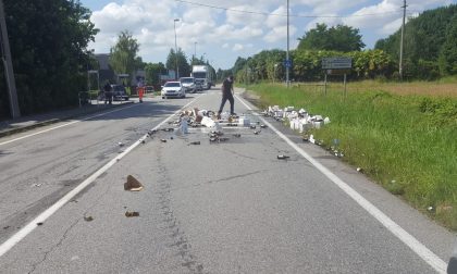 Camion perde il carico, fiumi di birra in strada GUARDA LE FOTO