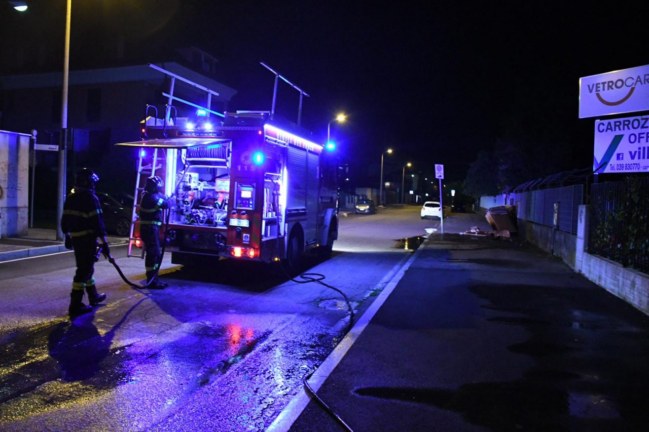 Auto danneggiate e rifiuti dati alle fiamme FOTO