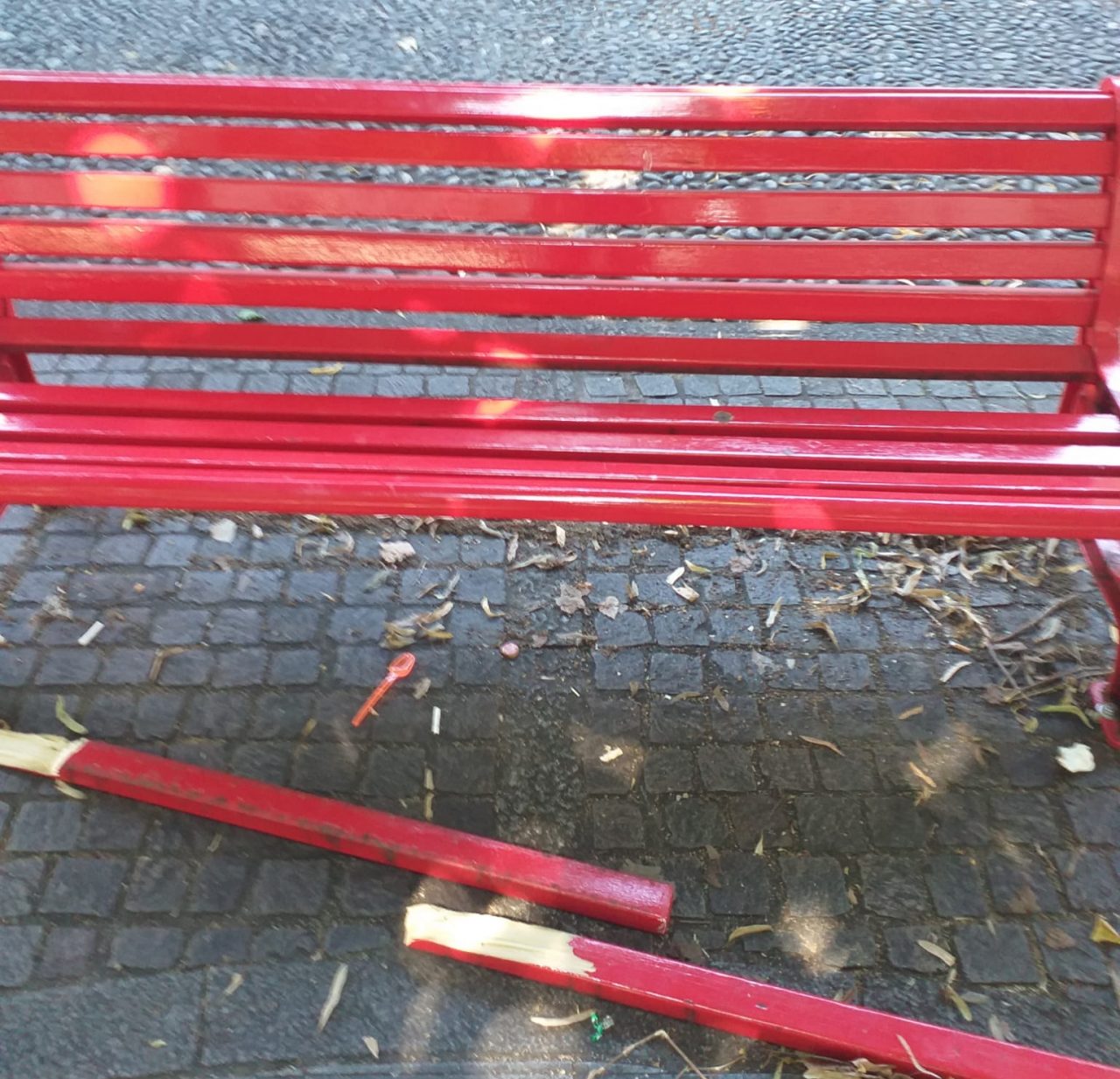 Vandalizzata la panchina rossa in piazza a Cesano Maderno