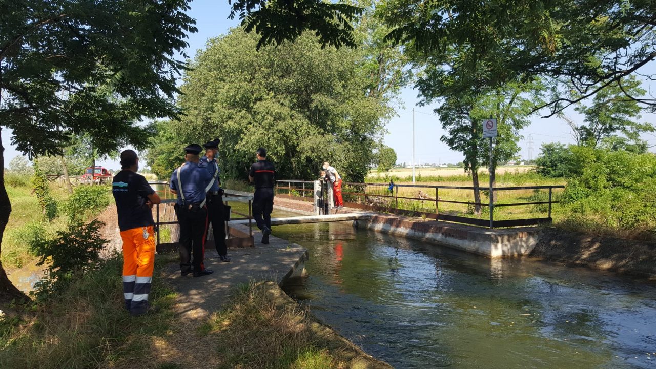 Trovato un cadavere nel canale tra Caponago e Pessano