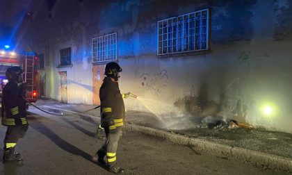 Piromane in azione brucia spazzatura