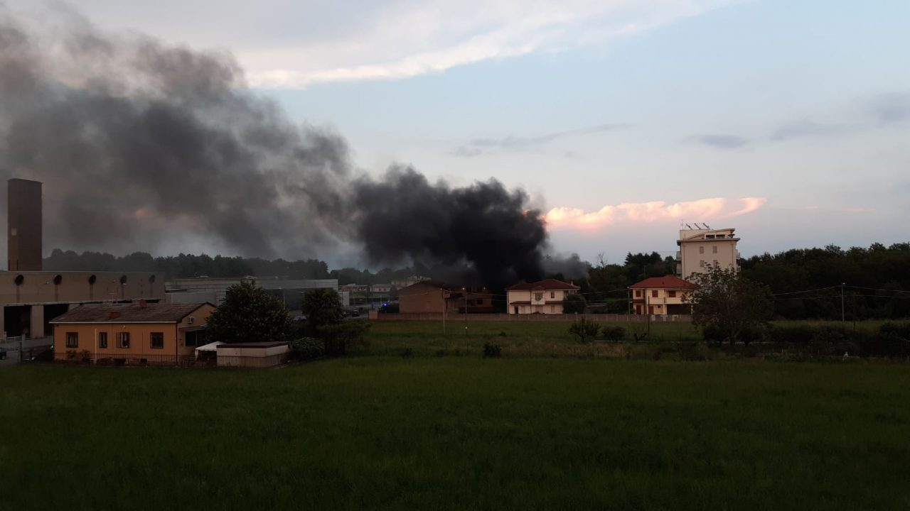 Va a fuoco un’auto posteggiata nel box